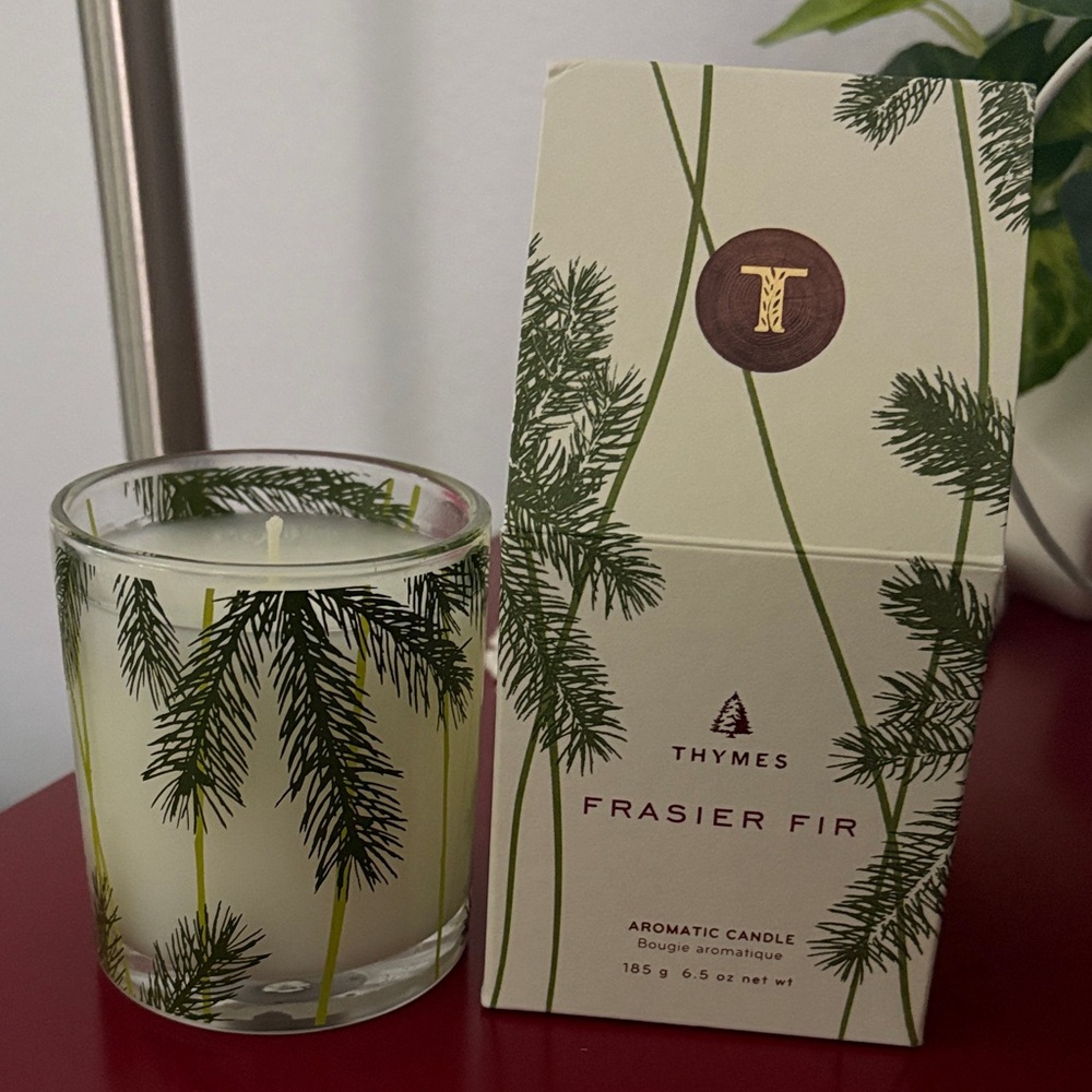 Thymes Frasier Fir Candle aromatic 6.5oz Green White